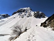 15 Pestando neve sul sent. 115 nel Vallone dei Sessi con vista sul Monte Cavallo 